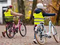 Dass Kinder in der Grundschule sicher auf dem Rad unterwegs sind, ist längst nicht mehr selbstverständlich. (Archivbild) - Foto: Marius Becker/dpa