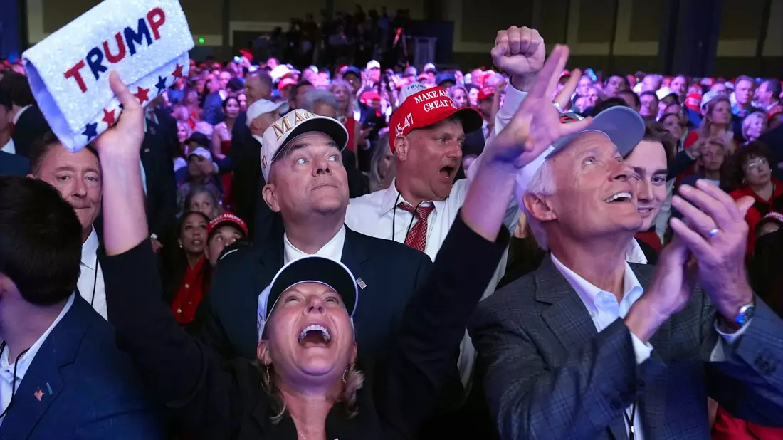 Trump-Anhänger jubeln in Florida. - Bild: Evan Vucci/AP