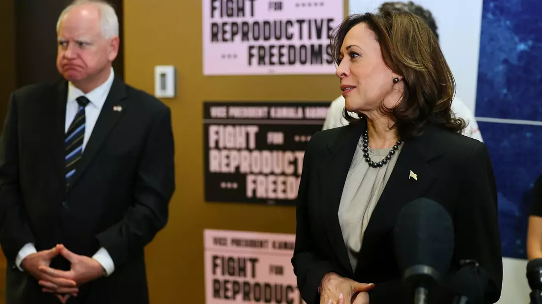 Harris' Vizekandidat, Tim Walz, ist der Gouverneur von Minnesota. (Archivbild) - Bild: Adam Bettcher/AP/dpa
