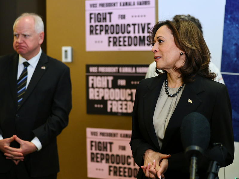 Harris' Vizekandidat, Tim Walz, ist der Gouverneur von Minnesota. (Archivbild) - Foto: Adam Bettcher/AP/dpa