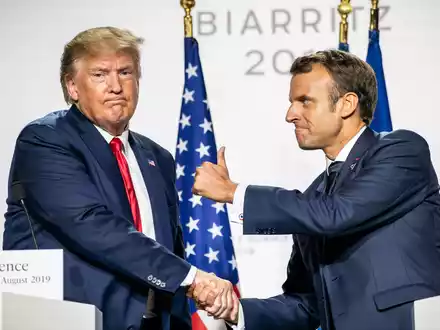 Frankreichs Staatschef Emmanuel Macron hat Donald Trump nach dessen Erklärung zum Sieger der US-Präsidentschaftswahl gratuliert. - Foto: Michael Kappeler/dpa