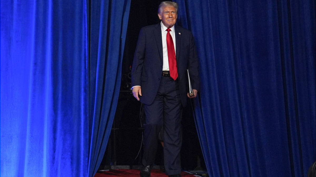 Donald Trump betritt in Florida die Bühne. - Foto: Evan Vucci/AP