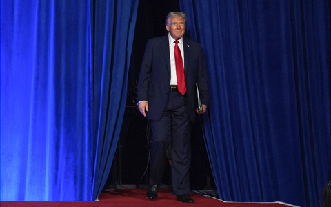 Donald Trump betritt in Florida die Bühne. - Foto: Evan Vucci/AP