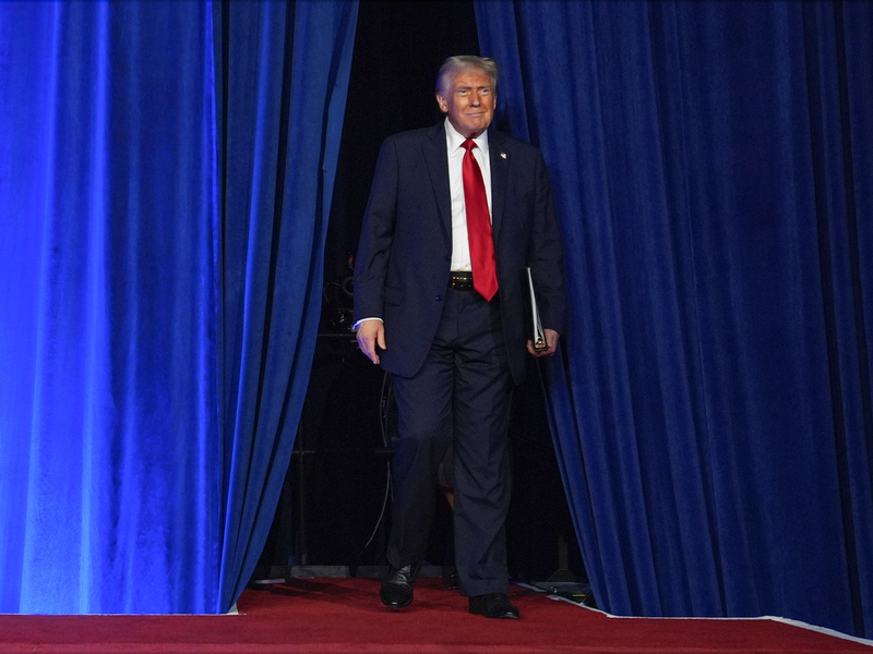 Donald Trump betritt in Florida die Bühne. - Foto: Evan Vucci/AP