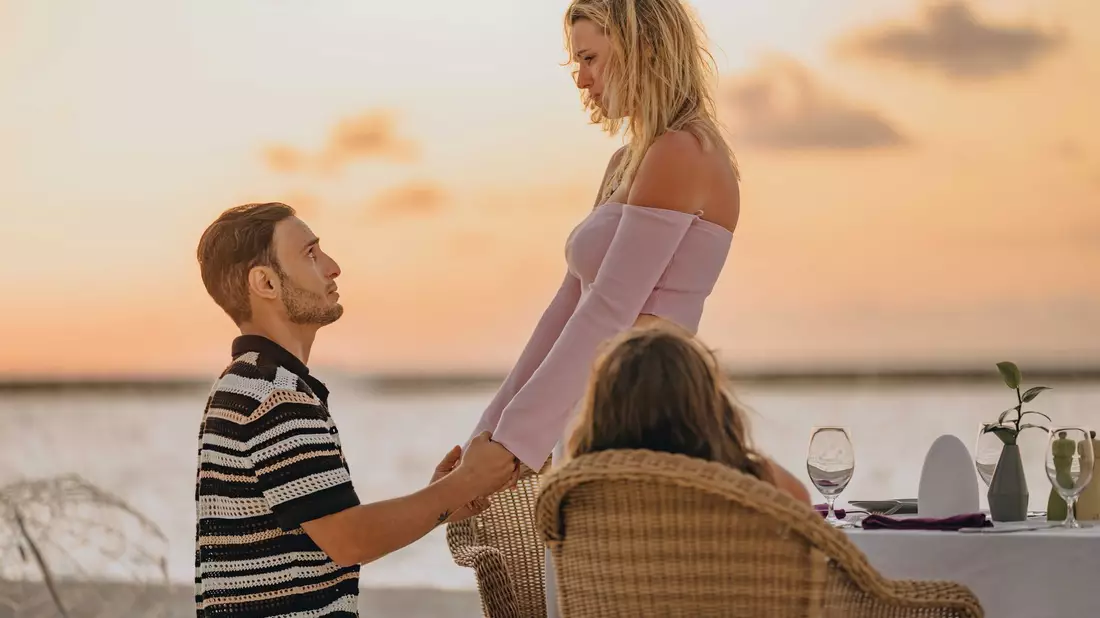 GZSZ-Star Timur Ülker hat seiner Freundin Caroline am Strand einen Antrag gemacht - die beiden Kinder waren lebhafte Zeugen. - Bild: Raaya by Atmosphere/dpa