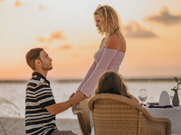 GZSZ-Star Timur Ülker hat seiner Freundin Caroline am Strand einen Antrag gemacht - die beiden Kinder waren lebhafte Zeugen. - Foto: Raaya by Atmosphere/dpa