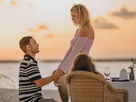 GZSZ-Star Timur Ülker hat seiner Freundin Caroline am Strand einen Antrag gemacht - die beiden Kinder waren lebhafte Zeugen. - Foto: Raaya by Atmosphere/dpa