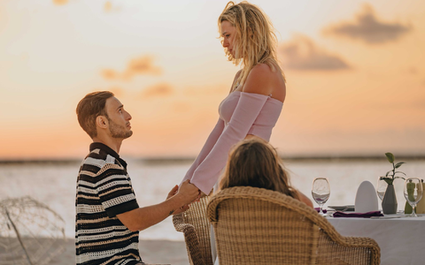 GZSZ-Star Timur Ülker hat seiner Freundin Caroline am Strand einen Antrag gemacht - die beiden Kinder waren lebhafte Zeugen. - Foto: Raaya by Atmosphere/dpa