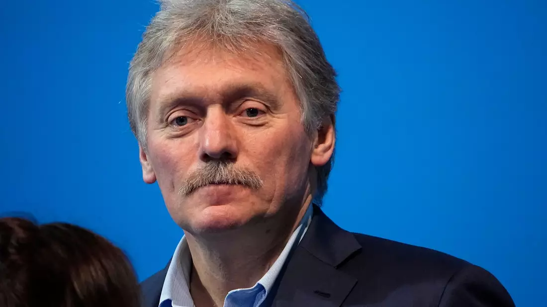 Kremlsprecher Dmitri Peskow meint nach der US-Wahl, dass die Auswirkungen auf den russischen Krieg gegen die Ukraine abzuwarten blieben. (Archivbild) - Bild: Alexander Zemlianichenko/AP/dpa