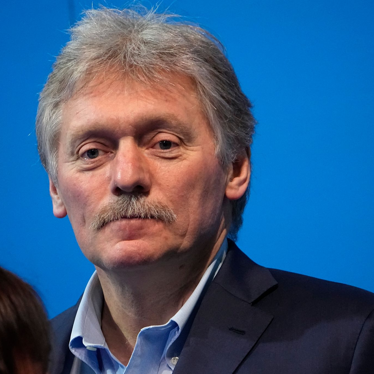 Kremlsprecher Dmitri Peskow bezeichnet Berichte über ein angebliches Telefonat des designierten US-Präsidenten Donald Trump mit Kremlchef Wladimir Putin als falsch. (Archivbild) - Foto: Alexander Zemlianichenko/AP/dpa