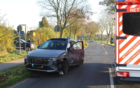 POL-KLE: Bedburg-Hau - 36-Jährige gerät mit Auto in Gegenverkehr / Zwei Verletzte nach Kollision - Foto: presseportal.de