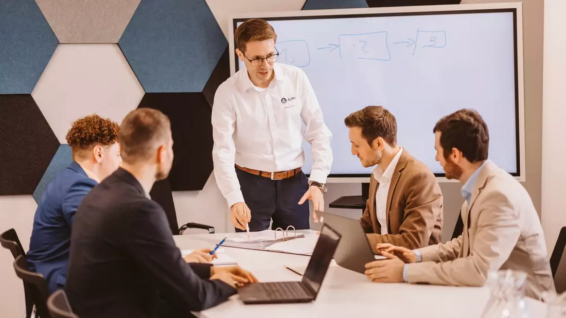 Julian Kissel von der Aliru GmbH und Sally AI: 5 Gründe, warum Experten, Agenturen und Dienstleister auf automatische Meeting-Transkription setzen sollten - Bild: presseportal.de