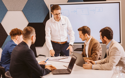 Julian Kissel von der Aliru GmbH und Sally AI: 5 Gründe, warum Experten, Agenturen und Dienstleister auf automatische Meeting-Transkription setzen sollten - Foto: presseportal.de