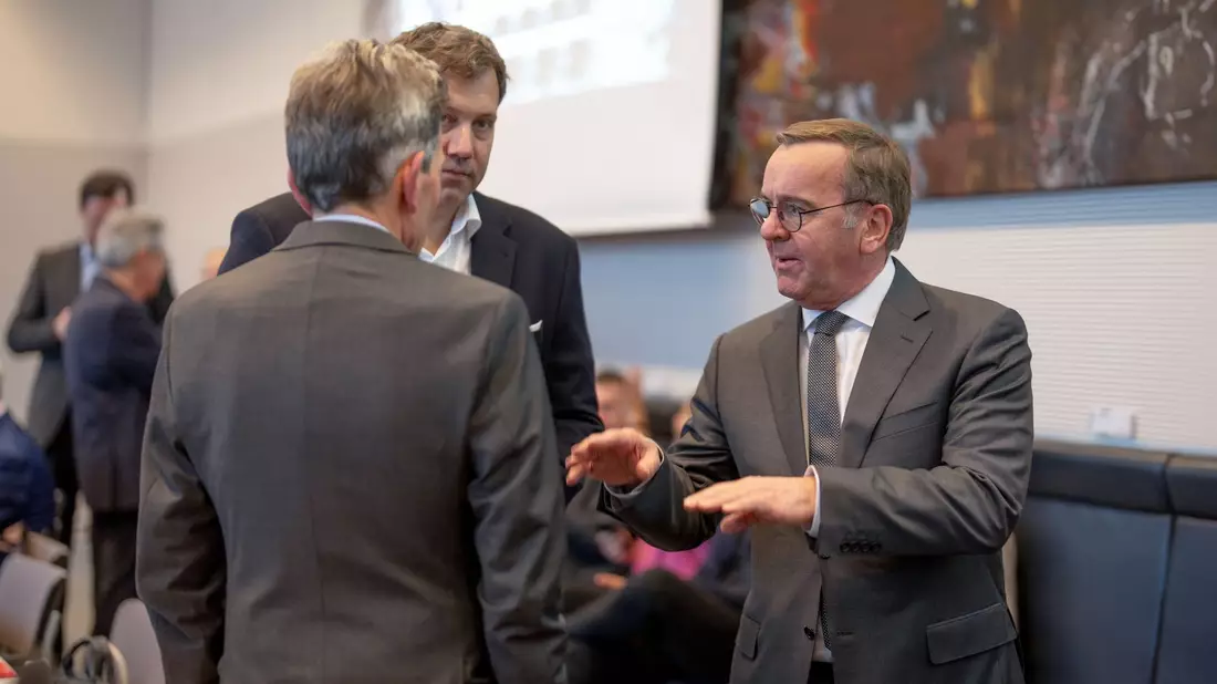 Geht Unions-Kanzlerkandidat Merz auf das Angebot von Kanzler Scholz zur Zusammenarbeit in drängenden Fragen ein? Merz will mit den Abgeordneten von CDU und CSU über das weitere Vorgehen beraten. - Bild: Michael Kappeler/dpa
