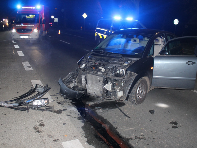 POL-KLE: Bedburg-Hau - Beim Abbiegen Gegenverkehr übersehen / eine Verletzte nach Verkehrsunfall auf der B9 - Foto: presseportal.de