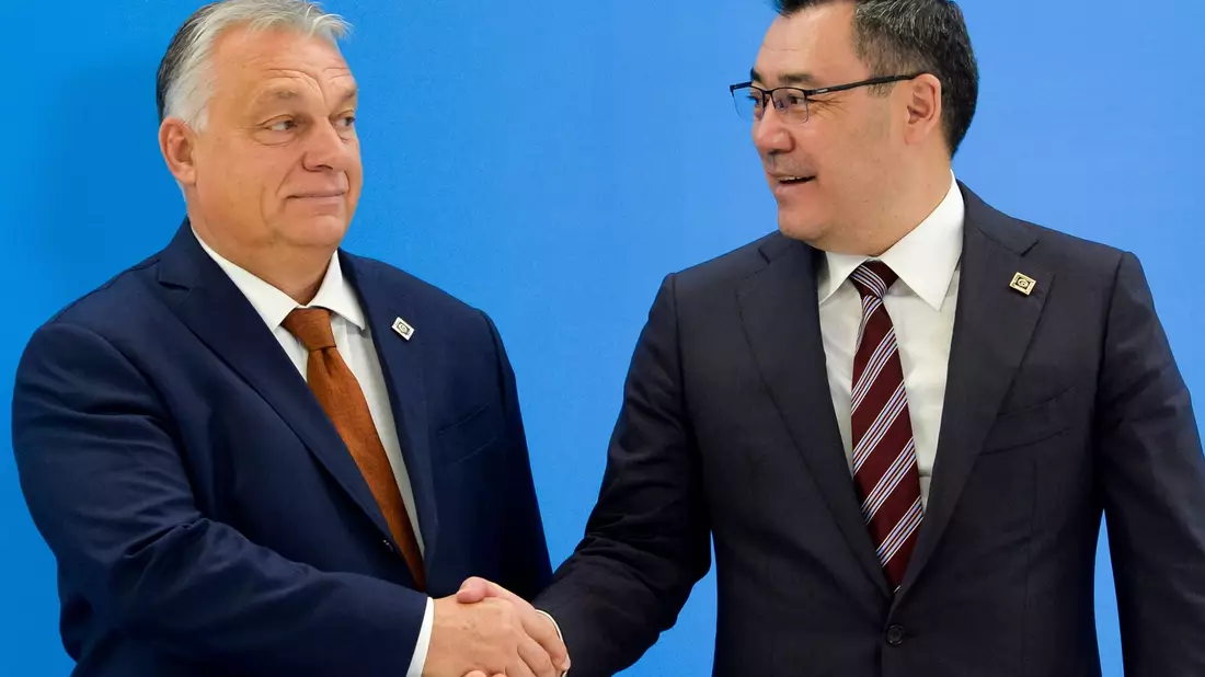 Ungarn Ministerpräsident Orban (l.) - hier im Bild mit dem kirgisischen Präsidenten Sadyr Dschaparow - äußert Zweifel, ob Europa die finanzielle und militärische Unterstützung für die Ukraine allein schultern könnte. - Bild: Vladimir Voronin/AP/dpa