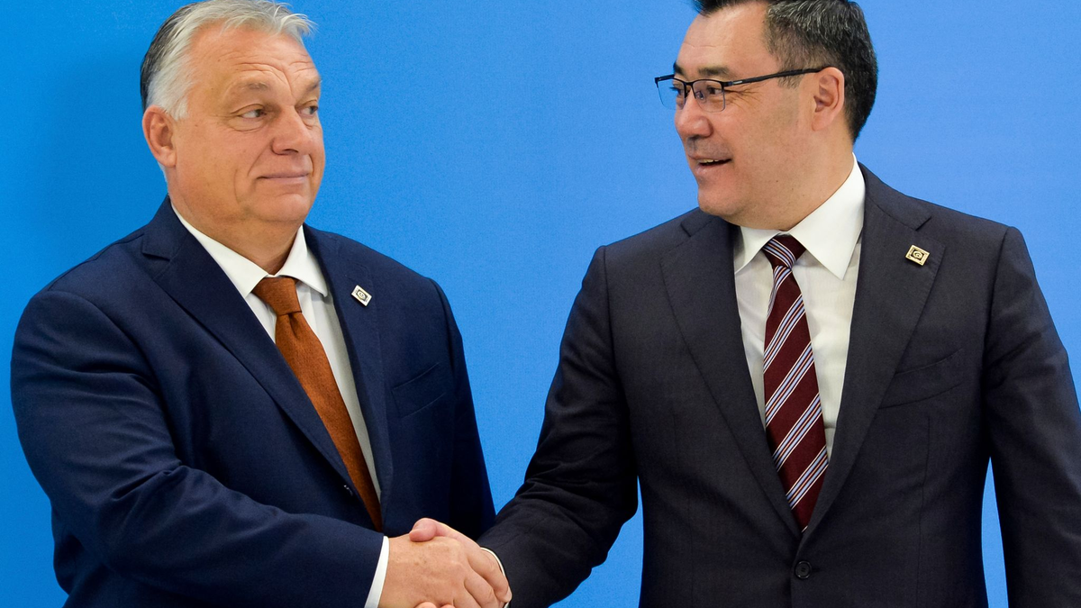 Ungarn Ministerpräsident Orban (l.) - hier im Bild mit dem kirgisischen Präsidenten Sadyr Dschaparow - äußert Zweifel, ob Europa die finanzielle und militärische Unterstützung für die Ukraine allein schultern könnte. - Foto: Vladimir Voronin/AP/dpa