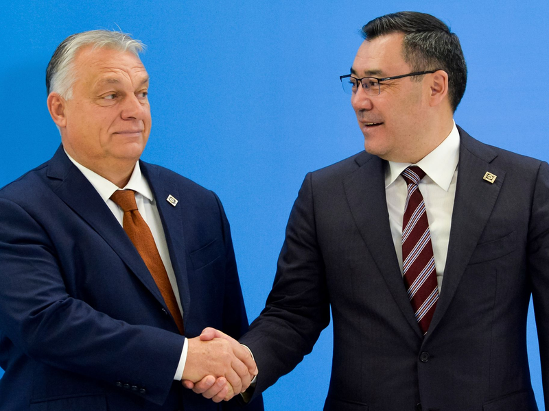 Ungarn Ministerpräsident Orban (l.) - hier im Bild mit dem kirgisischen Präsidenten Sadyr Dschaparow - äußert Zweifel, ob Europa die finanzielle und militärische Unterstützung für die Ukraine allein schultern könnte. - Foto: Vladimir Voronin/AP/dpa