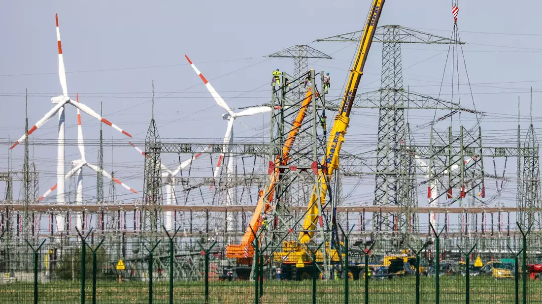Stromnetze spielen eine zentrale Rolle bei der Energieversorgung. (Archivbild) - Bild: Jan Woitas/dpa