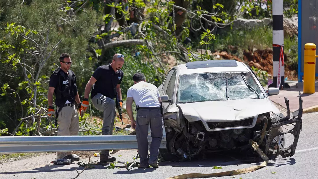 Ein Attentäter hat mit seinem Auto eine Bushaltestelle bei einer israelischen Siedlung im Westjordanland gerammt und versucht, Passanten mit einem Messer anzugreifen. Er wurde erschossen.  - Bild: Majdi Mohammed/dpa