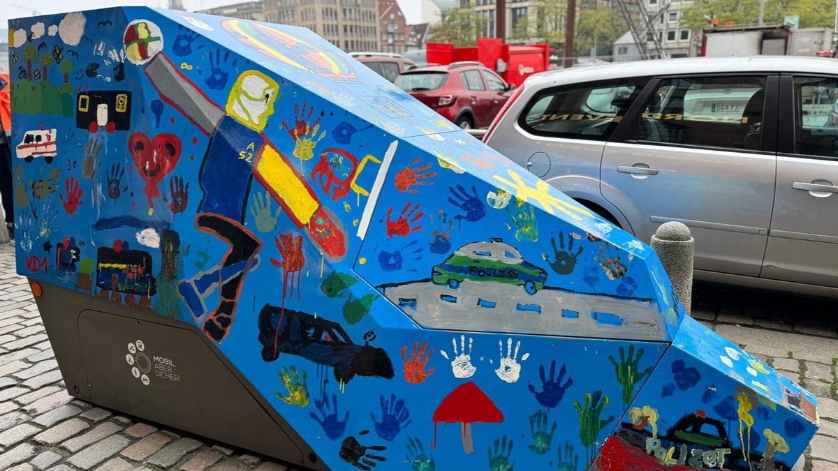 POL-HH: 241106-3. Spendenübergabe an Gemeinnütziges Jugendwerk Unfallgeschädigter Kinder im Miniatur Wunderland in der HafenCity - Foto: presseportal.de