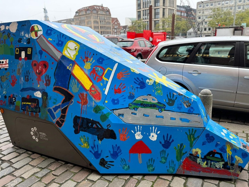 POL-HH: 241106-3. Spendenübergabe an Gemeinnütziges Jugendwerk Unfallgeschädigter Kinder im Miniatur Wunderland in der HafenCity - Foto: presseportal.de
