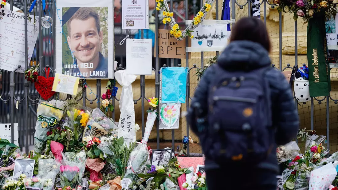 Die Bundesanwaltschaft wirft dem Täter Mord, versuchten Mord und gefährliche Körperverletzung vor - Bild: Uwe Anspach/dpa