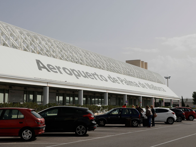 Medienberichten zufolge wurden mehrere Menschen an Bord eines geparkten Passagierjets verletzt, als die Maschine wegen eines kleineren Brandes an Bord geräumt werden musste. - Foto: Clara Margais/dpa