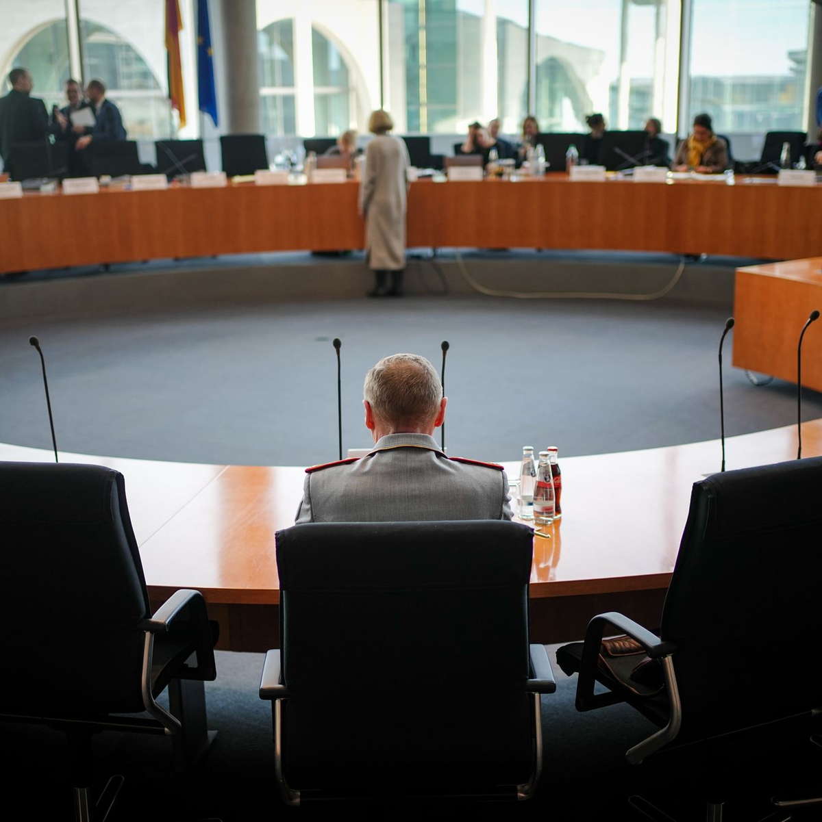 Der letzte Kommandeur der Bundeswehr in Afghanistan, Brigadegeneral Ansgar Meyer, hat dem früheren Außenminister Heiko Maas (SPD) vier Monate vor der chaotischen Evakuierung aus Afghanistan wenig Hoffnung auf eine stabile Lage in dem Land nach dem Abzug der ausländischen Truppen gemacht. In einem Lagevortrag für Maas im April 2021 habe er auf die 