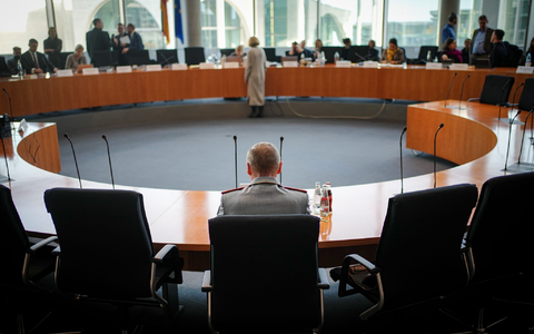 Zu den vom Ausschuss befragten Bundeswehr-Angehörigen gehört auch Brigadegeneral Ansgar Meyer. - Foto: Kay Nietfeld/dpa