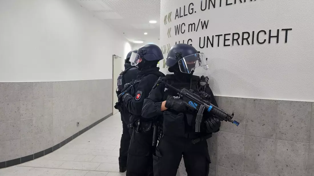 POL-CUX: Große Übung der Polizeiinpektion Cuxhaven sowie weiterer Einsatzkräfte der Polizeidirektion Oldenburg - Einsatzkräfte üben den Ernstfall einer Amoklage an einer Schule - Bild: presseportal.de