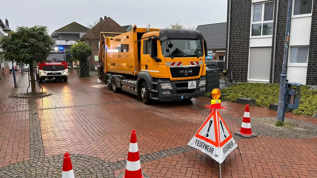 FW-Schermbeck: Geplatzter Hydraulikschlauch an einem Müllwagen - Bild: presseportal.de