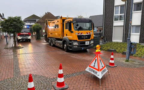 FW-Schermbeck: Geplatzter Hydraulikschlauch an einem Müllwagen - Foto: presseportal.de