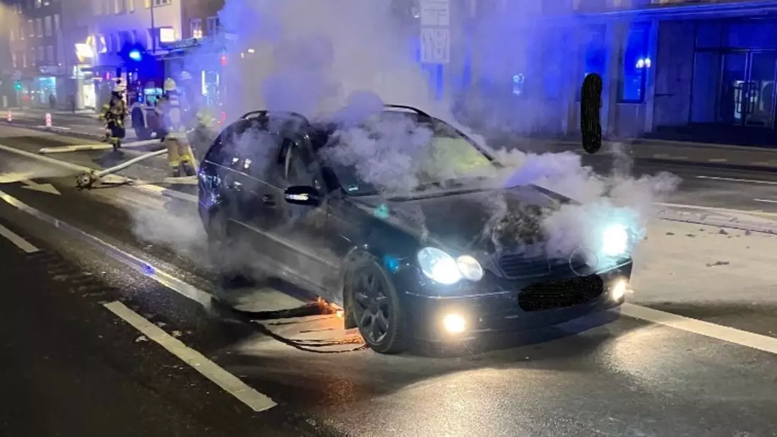 POL-AC: PKW gerät während der Fahrt in Brand - Bild: presseportal.de
