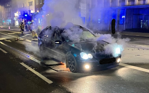 POL-AC: PKW gerät während der Fahrt in Brand - Foto: presseportal.de