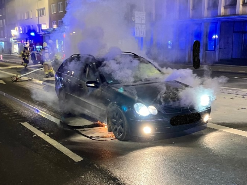 POL-AC: PKW gerät während der Fahrt in Brand - Foto: presseportal.de