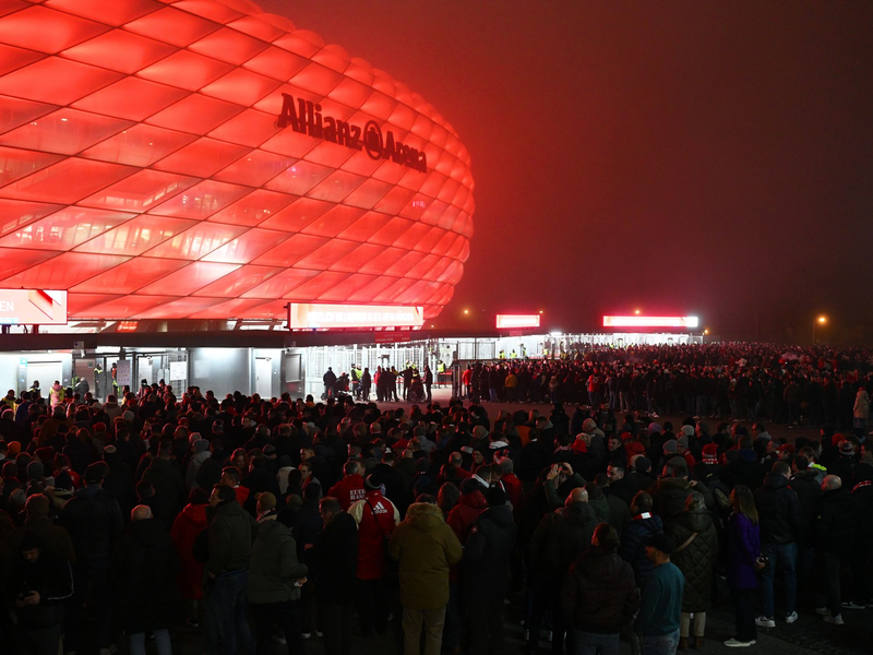 Die Bayern-Profis feierten ihren wichtigen Sieg nur verhalten vor ihren Fans. - Foto: Sven Hoppe/dpa