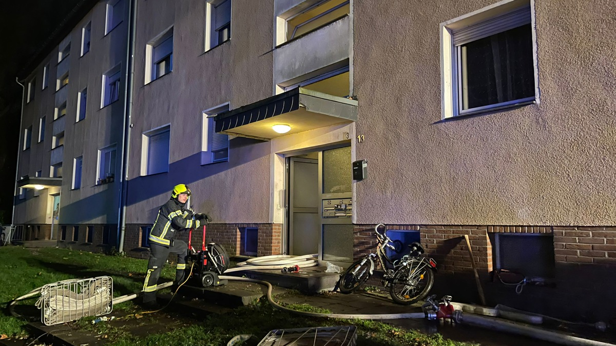 FW Bergheim: Feuerwehr löscht Kellerbrand in Mehrfamilienhaus in Bergheim Laut erster Meldung noch Personen im Gebäude - Niemand verletzt - Foto: presseportal.de