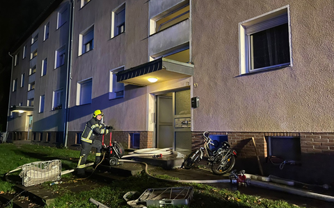 FW Bergheim: Feuerwehr löscht Kellerbrand in Mehrfamilienhaus in Bergheim Laut erster Meldung noch Personen im Gebäude - Niemand verletzt - Foto: presseportal.de