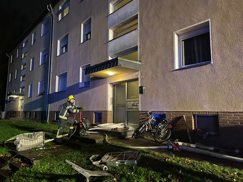 FW Bergheim: Feuerwehr löscht Kellerbrand in Mehrfamilienhaus in Bergheim Laut erster Meldung noch Personen im Gebäude - Niemand verletzt - Foto: presseportal.de