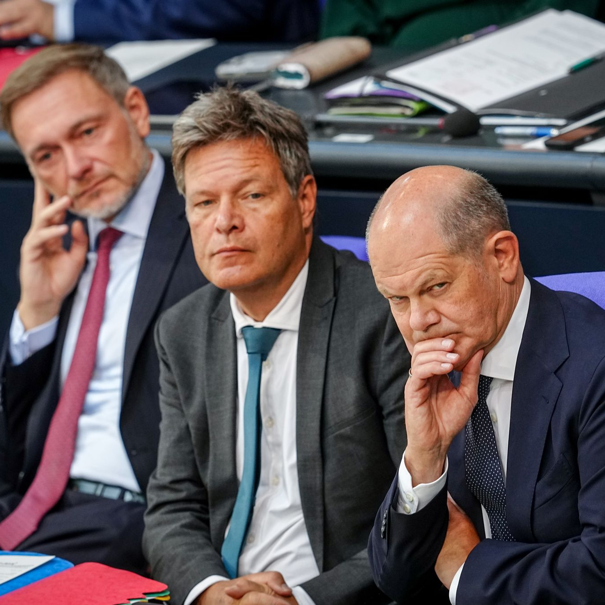 Die Ampel-Koalition um Bundeskanzler Scholz steht vor einer großen Herausforderung. - Foto: Kay Nietfeld/dpa