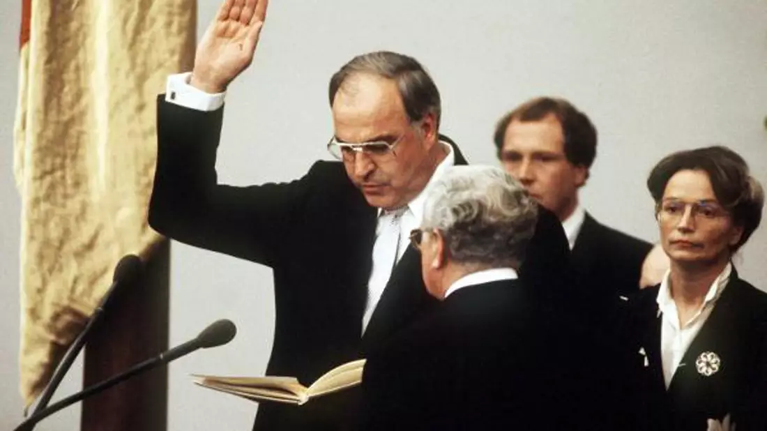 Das Parlament spricht Schmidt (SPD) das Vertrauen ab und wählt Kohl (CDU) zum Kanzler. (Archivbild) - Bild: picture alliance / Martin Athenstädt/dpa