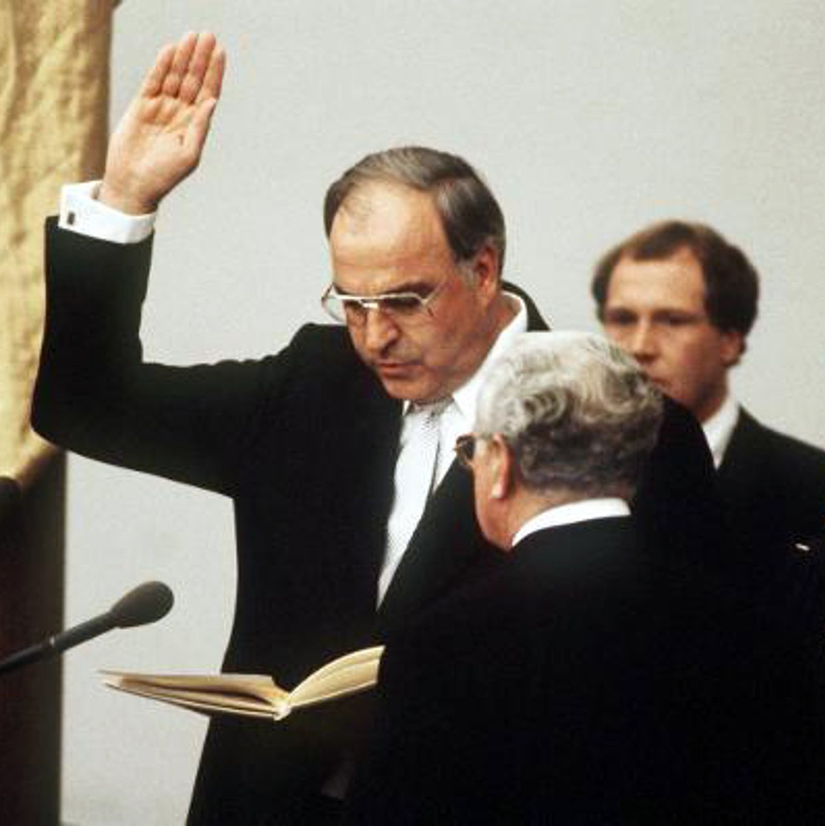 Das Parlament spricht Schmidt (SPD) das Vertrauen ab und wählt Kohl (CDU) zum Kanzler. (Archivbild) - Foto: picture alliance / Martin Athenstädt/dpa