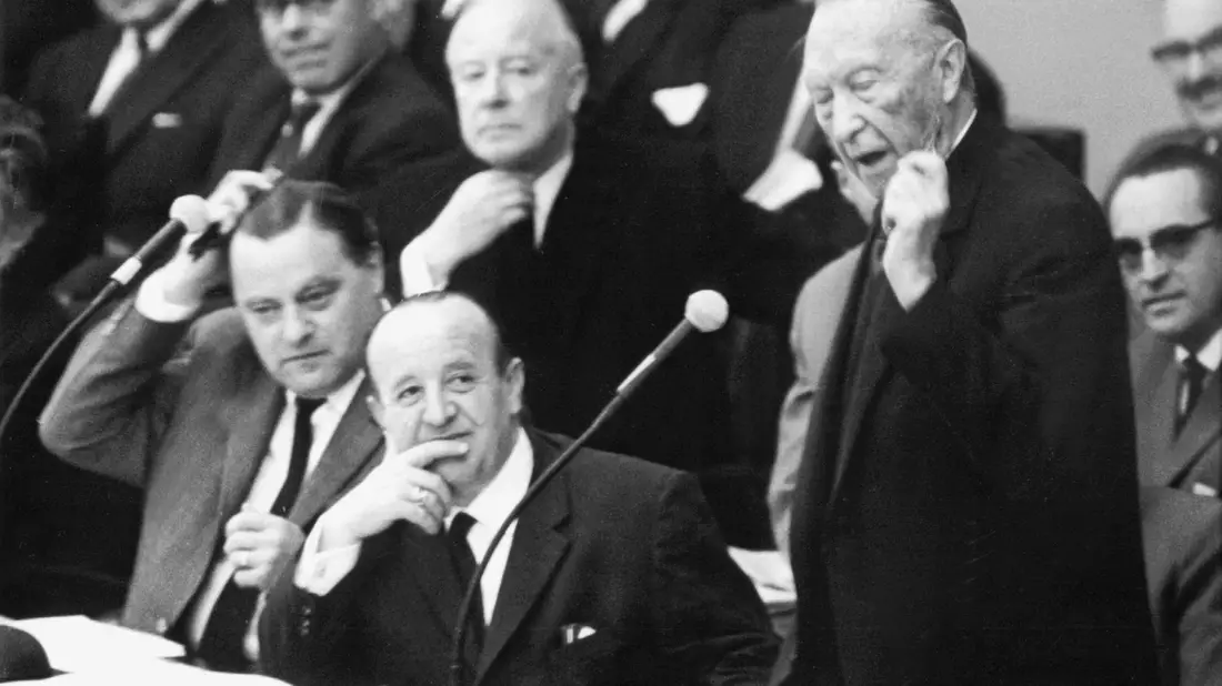 1962 erschütterte die «Spiegel-Affäre» Adenauers Regierung, als das Magazin durchsucht und Redakteure verhaftet wurden. (Archivbild) - Bild: picture alliance / dpa