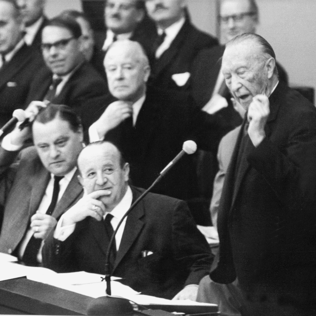 1962 erschütterte die «Spiegel-Affäre» Adenauers Regierung, als das Magazin durchsucht und Redakteure verhaftet wurden. (Archivbild) - Foto: picture alliance / dpa