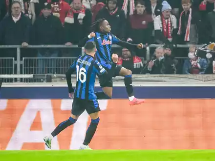 Stürmer El Bilal Touré (l.) ist derzeit von Atalanta an den VfB ausgeliehen. - Foto: Tom Weller/dpa