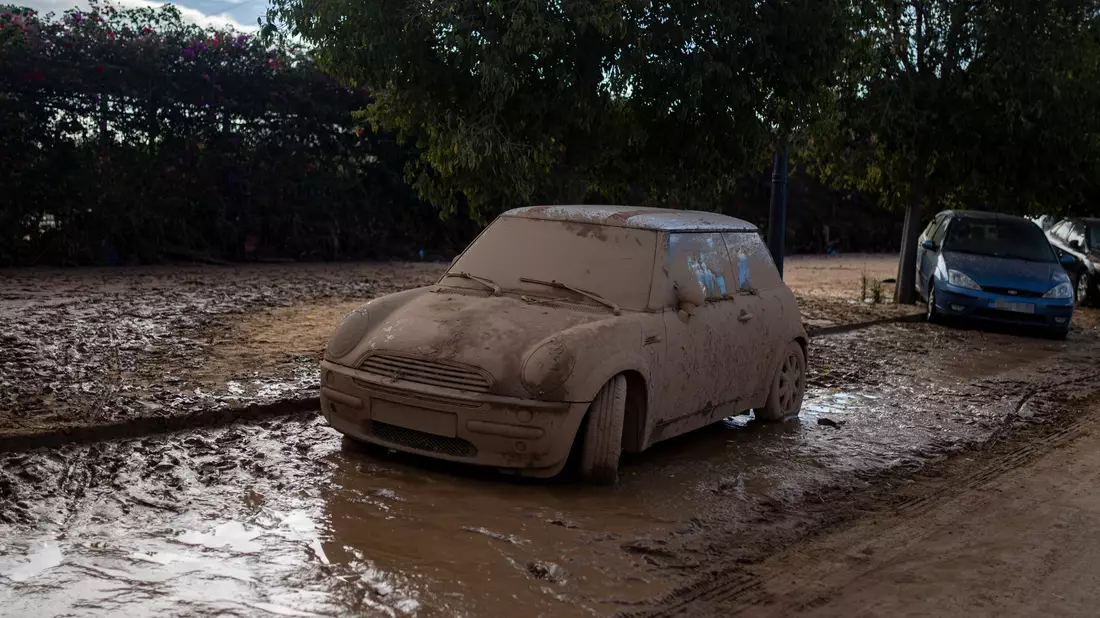 Autos stapeln sich nach Überschwemmungen in Spanien - Bild: Lorena Sopêna/EUROPA PRESS/dpa
