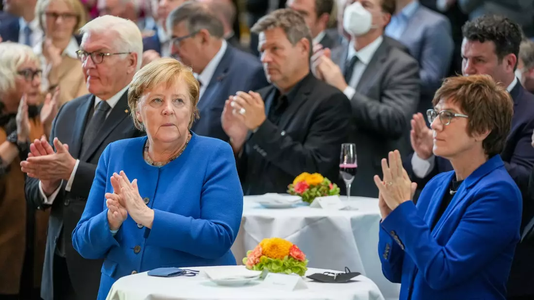 Im Oktober 2021 lud der Bundestagspräsident zu einem Empfang zum Ende des Afghanistan-Einsatzes ein. Bundespräsident Frank-Walter Steinmeier, Bundeskanzlerin Angela Merkel (CDU), Robert Habeck, damals Bundesvorsitzender der Grünen, Annegret Kramp-Karrenbauer (CDU), damals Bundesministerin der Verteidigung, und Hubertus Heil (SPD), Bundesminister für Arbeit und Soziales, zählten zu den Teilnehmern. (Archivfoto) - Bild: Kay Nietfeld/dpa