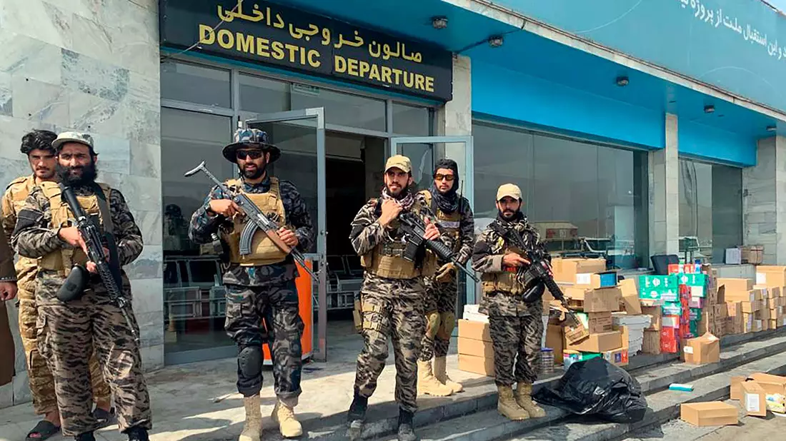Kämpfer der militant-islamistischen Taliban stehen kurz nach dem Abzug der USA in Kabul Ende August 2021 am Flughafen. (Archivfoto) - Bild: Kathy Gannon/AP/dpa