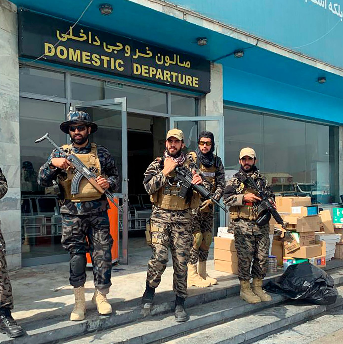 Kämpfer der militant-islamistischen Taliban stehen kurz nach dem Abzug der USA in Kabul Ende August 2021 am Flughafen. (Archivfoto) - Foto: Kathy Gannon/AP/dpa